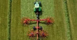 Rastrillo hilerador KUHN de cuatro rotores