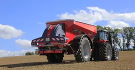 AXENT műtrágyaszóró munka közben a szántóföldön