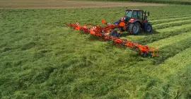 GF 10803 T típusú rendterítő munka közben a táblán