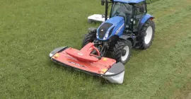 Gépkombinációban üzemelő GMD 3123 F és GMD 285 típusú kaszák, 5,95 méteres együttes munkaszélességet megvalósítva