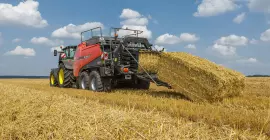 SB 1290 iD bálázás közben, gabonatarlón