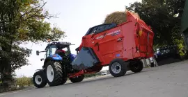 Transport de la pailleuse hacheuse distributrice KUHN PRIMOR 4260 M CUT CONTROL