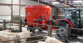 PROFILE 1 CL takarmánykeverő-kiosztó kocsi munka közben