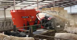 PROFILE PLUS 1 DL takarmánykeverő-kiosztó kocsi munka közben