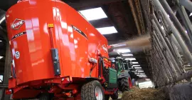 PROFILE PLUS 2 DS függőleges ikercsigás takarmánykeverő-kiosztó kocsi munkavégzés közben