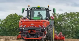 La trémie frontale double cuve TF 2300 C au travail