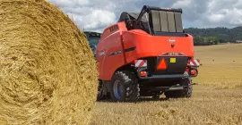 Egy VB 7190 típusú bálázó bálakamra-ajtajának gyors nyílása egy szép hengerbála kigurulását megelőzően