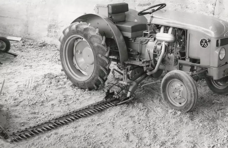 In 1949, KUHN introduced the world’s first mounted cutter bar.