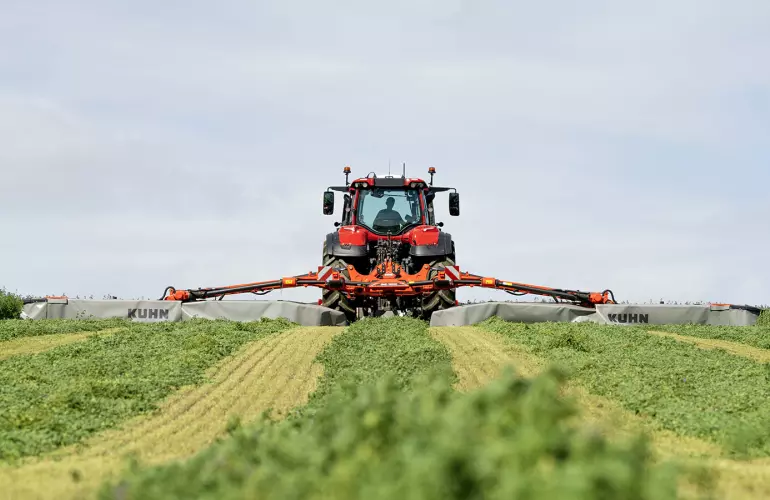 GMD 15030 au travail dans un pré