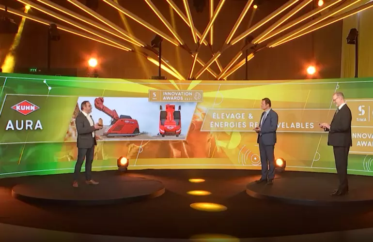 KUHN AURA receiving the gold medal at the SIMA AWARDS 2021