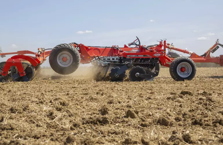 Le déchaumeur OPTIMER L 5000 au travail