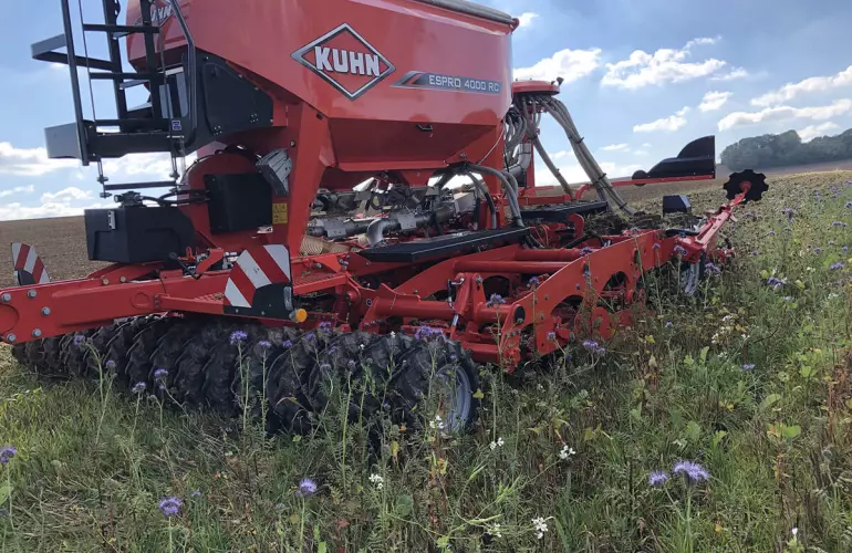 A min-till mulcsvetőgép dolgozik a szántóföldön.
