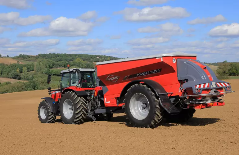 AXENT műtrágyaszóró munka közben a szántóföldön