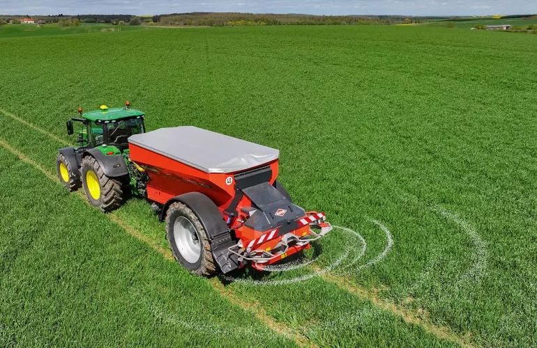 UNIVERSAL PowerPack: talajjavító anyag szórása