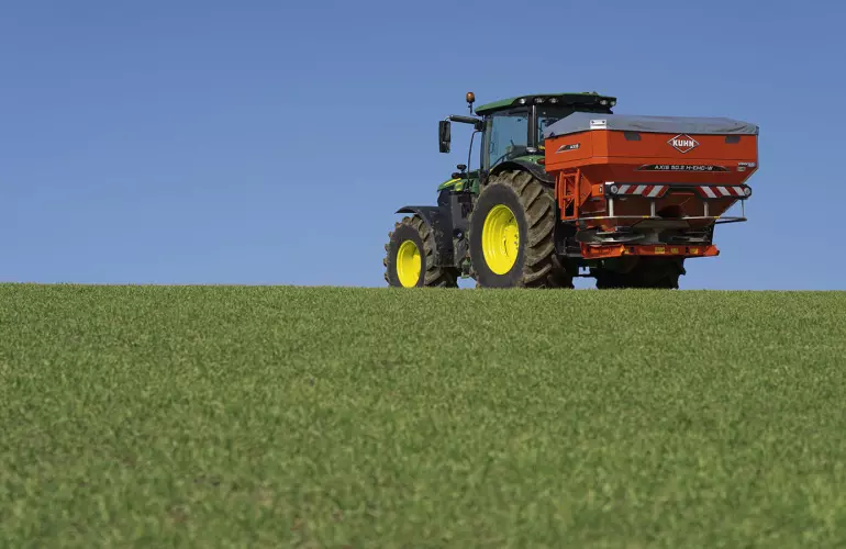 AXIS 40.2 H-EMC-W műtrágyaszóró munkavégzés közben