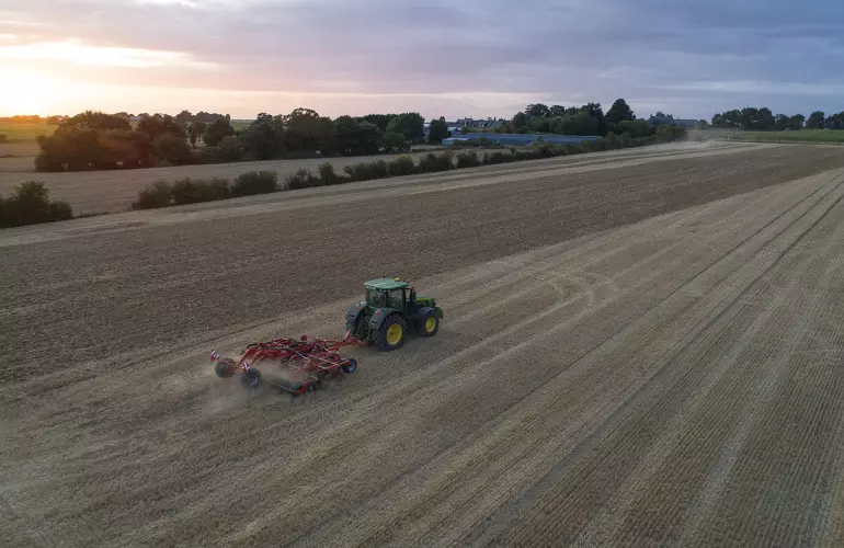 A CULTIMER L 300 típushoz hasonlóan, a CULTIMER M típusok is homogén talaj-szalma keveréket hoznak létre