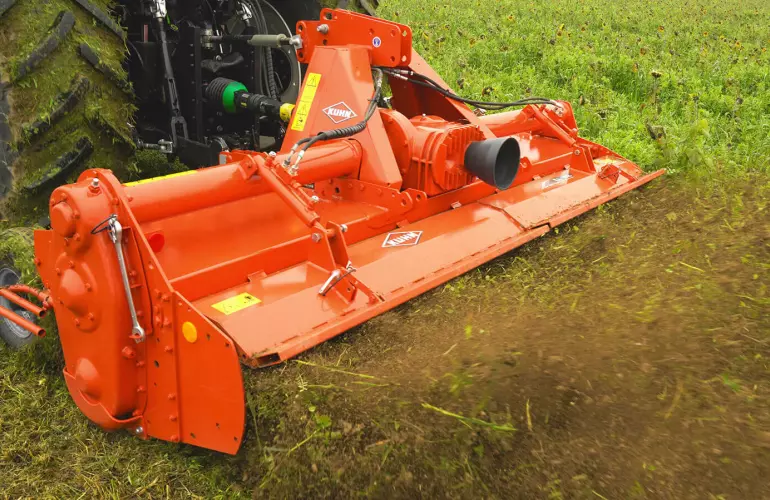 The hydraulic rear hood-opening system provides perfect crumbling and soil /residue mix
