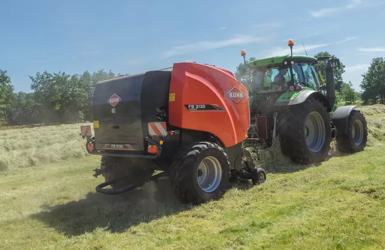 KUHN FB 3135 körbálázó, szilázsbála készítése közben.