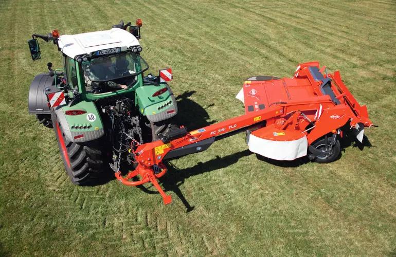 A külső oldali FLEXPROTECT védőburkolat védi az FC 3225 TLD fűkaszát az akadályokkal szemben.