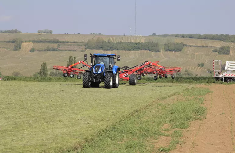 GA rotoros rendképző munkavégzés közben, egy kaszálón