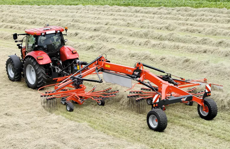 GA 8030 munkavégzés közben füves területen