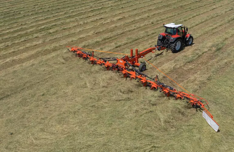 GF 15003 T típusú rendterítő munka közben