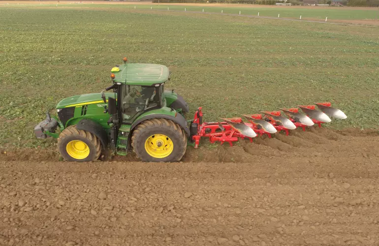 A fülkéből történő hidraulikus állítás azonnali alkalmazkodást jelent a munkakörülményekhez.