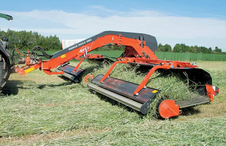 MERGE MAXX 950 szalagos rendképző munkavégzés közben egy kaszálón