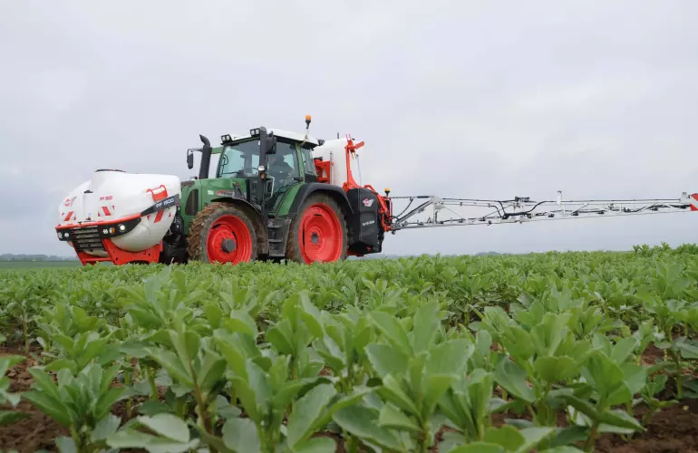 PF 1500 ALTIS 2-vel gépkombinációban, munkavégzés közben, oldalnézetben