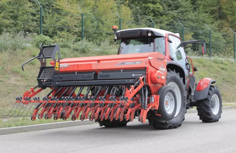 PREMIA 300 mechanikus vetőgép szállítási helyzetben