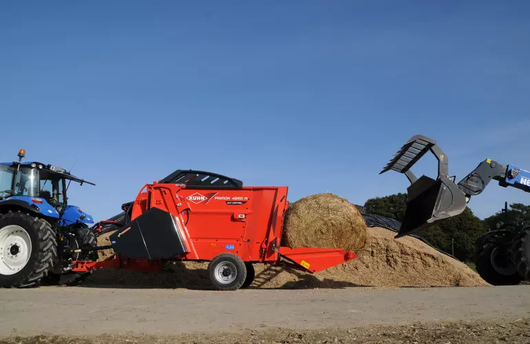 Chargement de la pailleuse hacheuse distributrice KUHN PRIMOR 4260 M CUT CONTROL
