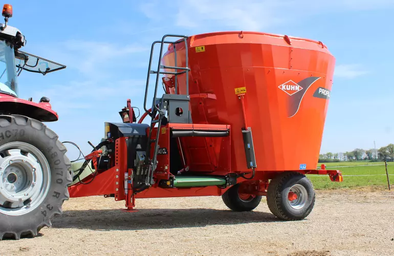 PROFILE 1 CL takarmánykeverő-kiosztó kocsi munka közben