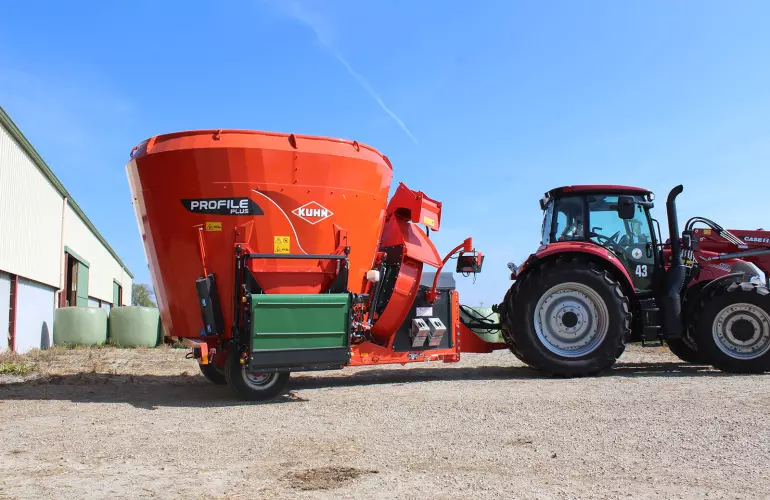 PROFILE PLUS 1 DL takarmánykeverő-kiosztó kocsi munka közben