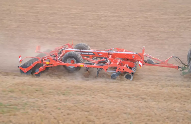 PERFORMER 4000 egy menetben tárcsákkal, kapákkal és hengerrel