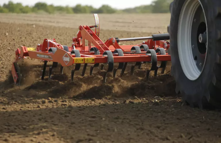 The PROLANDER is the perfect agronomic tool for min-till farming