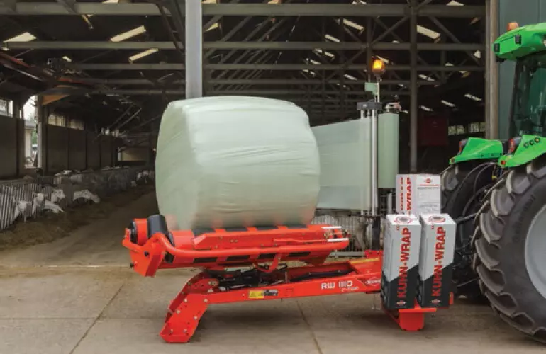 RW 1110 hengerbálát csomagol egy kecskeistálló előterében