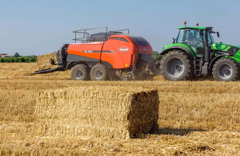 SB 1290 munka közben a szántóföldön