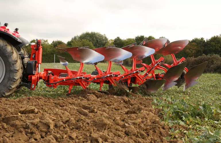 The automation of the individual lifting of the bodies makes it possible to create clear headlands without raising the weed seeds