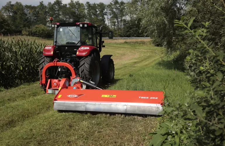 TBES 262 típusú szárzúzó munkavégzés közben