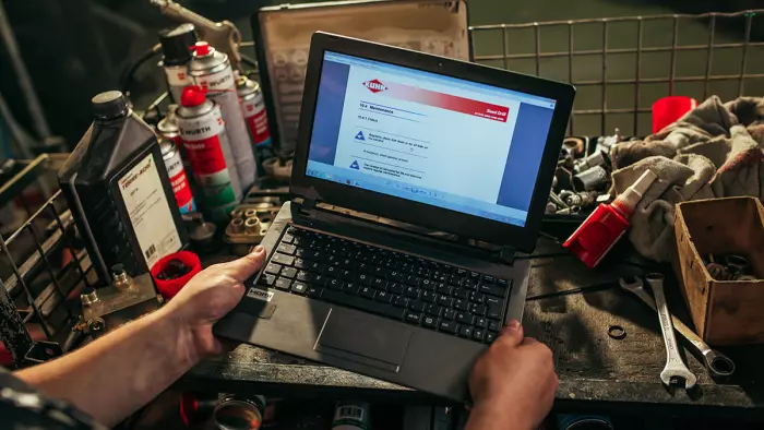 Ordinateur sur lequel s'affiche la notice d'utilisation d'une machine KUHN