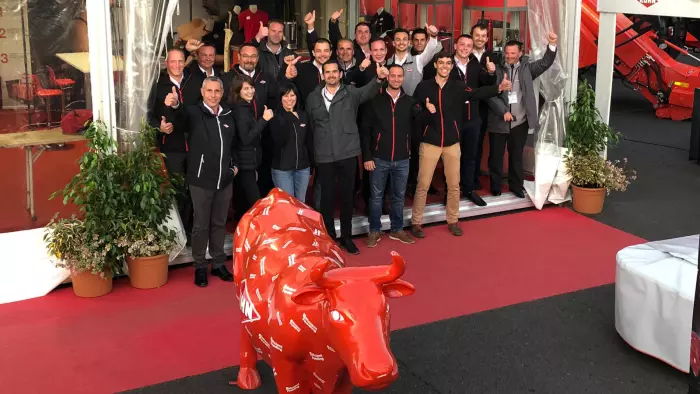 Foto de grupo de un equipo de KUHN en una feria de maquinaria