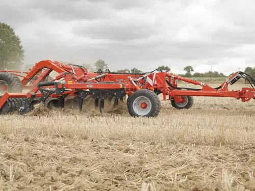 The CULTIMER L 400R equipped with levelling discs