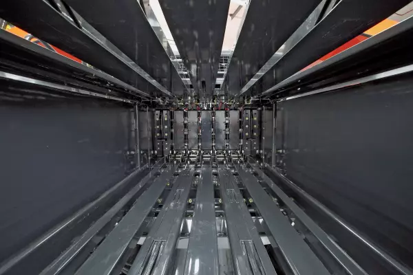 Az SB 3,4 méter hosszú bálakamrája bőséges teret biztosít a tökéletes bála kialakításához.