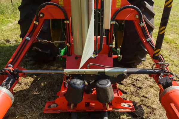 A hidraulikus, nagy fogáserejű vágóegység rögzíti és elvágja a fóliát.