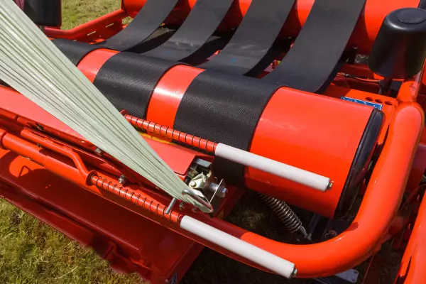 A rugófeszítéses, nagy fogáserejű vágóegység automatikusan rögzíti és vágja el a fóliát.