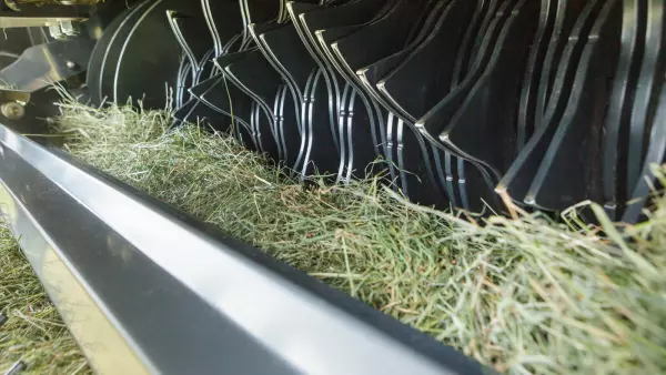 A KUHN POWER FEED adagolóhenger egy hajtott terményleszorító henger, amely elősegíti az egyenletes terménybeáramlást