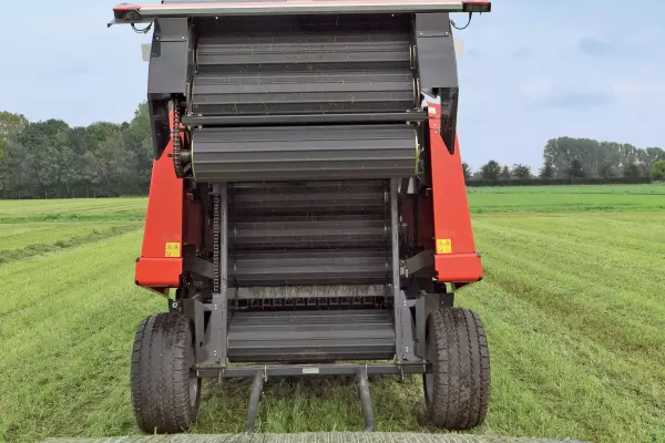 14 aszimmetrikus profilú acélhenger biztosítja a megbízható bálaforgatást.