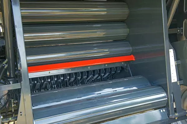 18, szimmetrikus profilú acélgörgő biztosítja a megbízható bálaforgatást