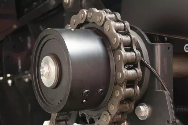 A KUHN szögletes nagybálázók minden főbb komponense racsnis kuplungos hajtásvédelemmel rendelkezik.