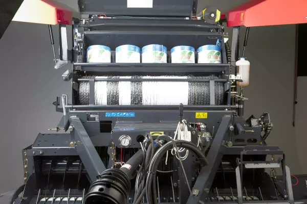 Hálós és zsineges kötözés a gép elején